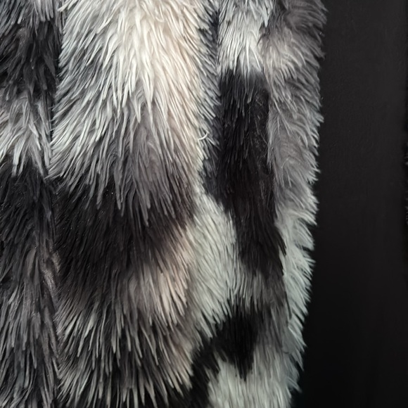 Fuzzy jacket 🖤🤍 - Picture 3 of 8